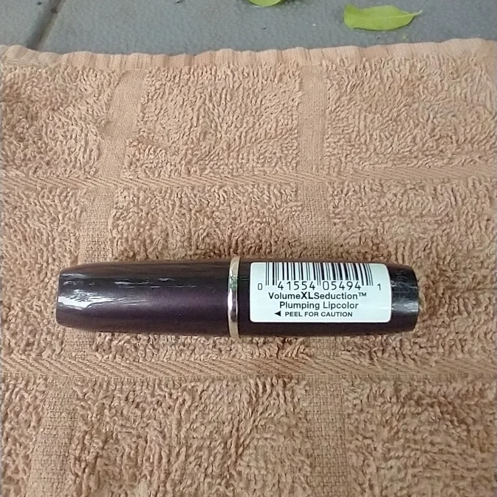 Volume xl seduction plumping lip color 620 in the